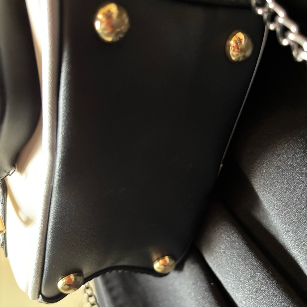 CAMERA SHAPED BAG includes 3 straps; two Crossbody and one to make it a satchel - Picture 5 of 11